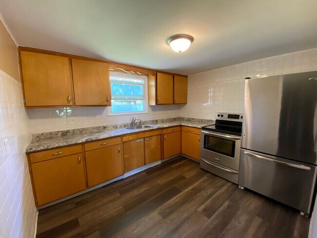 Foto del edificio - Cozy Silvis Home With Huge Fenced Yard and Attached Garage!