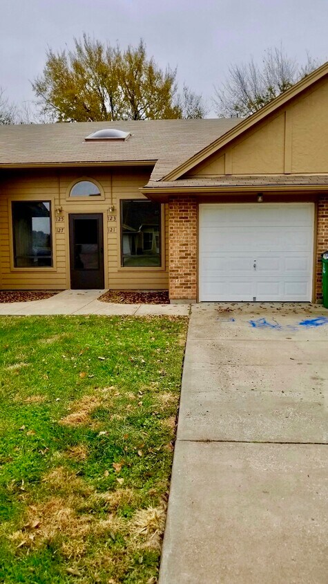 Primary Photo - 121 N Crest Dr