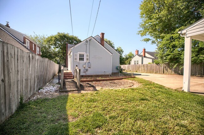 Foto del edificio - Call Sabrina Thomas at 757-767-0767 for more information