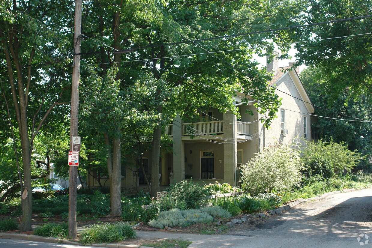 Primary Photo - 425 E High St
