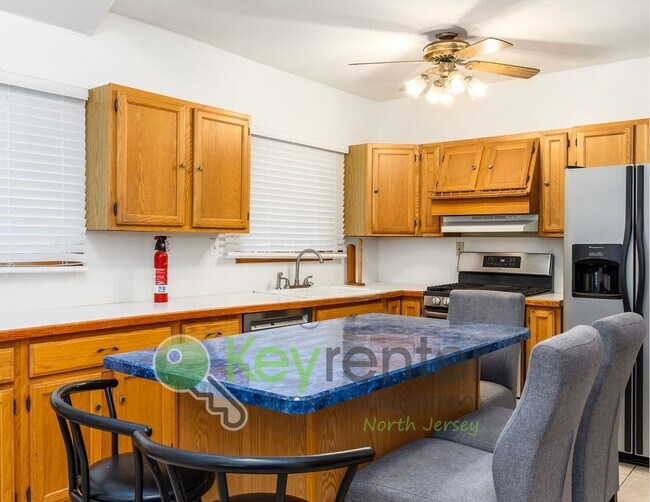 Foto del edificio - Spacious 2BR / 2.5BA Home with Huge Deck, Private Yard & Parking for 6