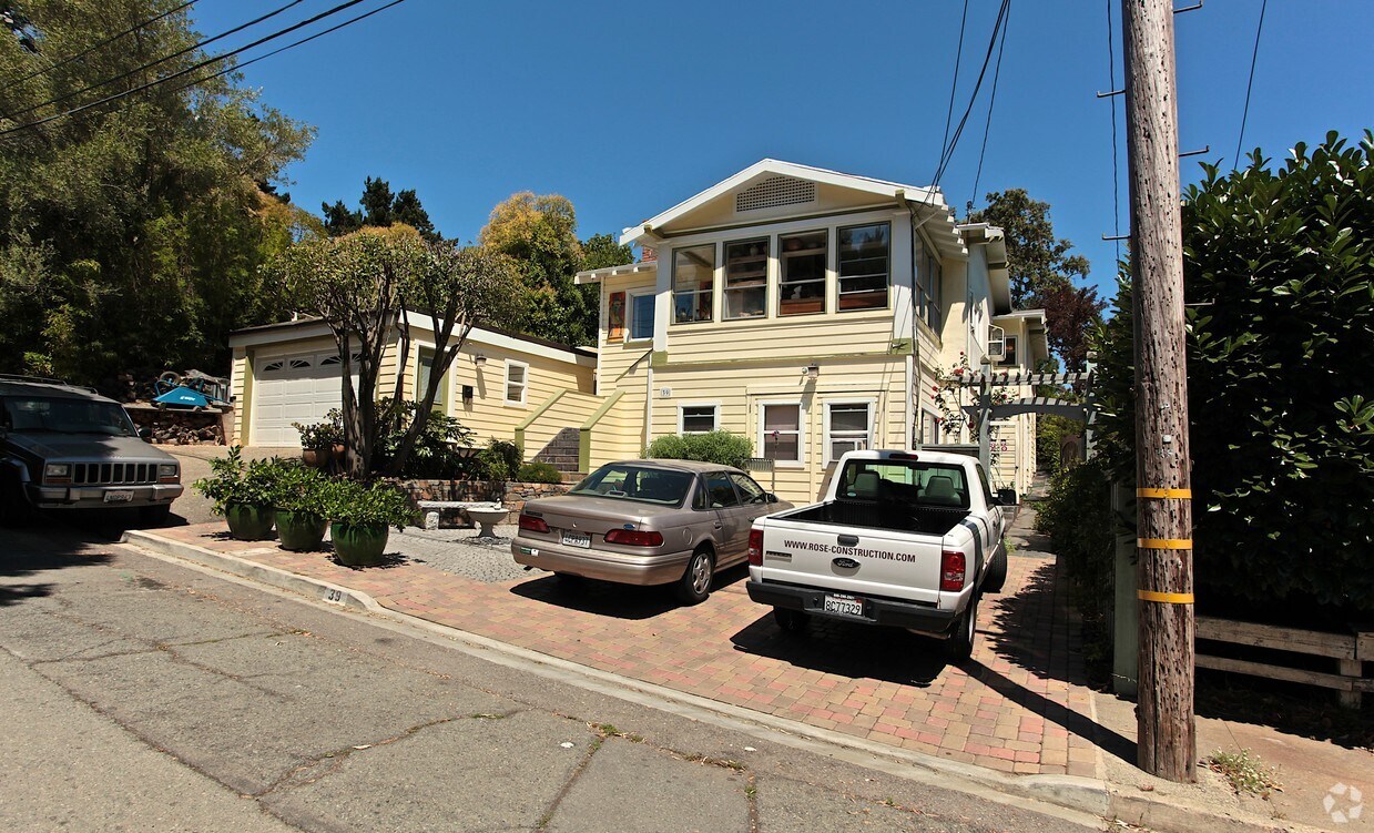 Primary Photo - 39-391/2 Belmont Ave