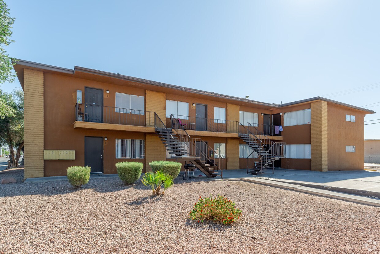 Building Photo - 1121 E Desert Inn Rd