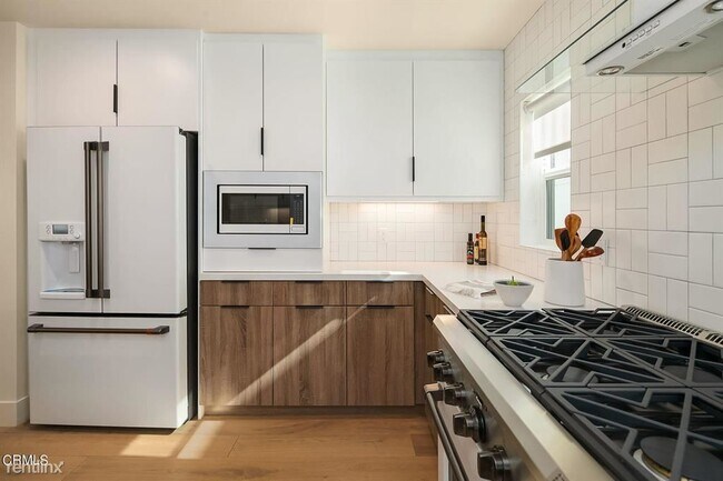 Foto del edificio - 3 br, 3.5 bath House - 1352 1/2 N Fairfax Ave