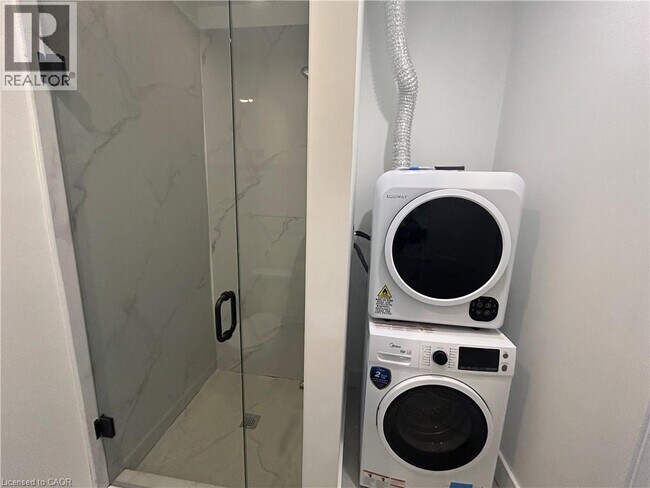 Building Photo - 259 John St S