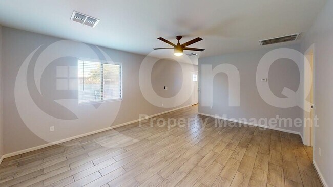 Foto del edificio - 3619 E Felix Blvd