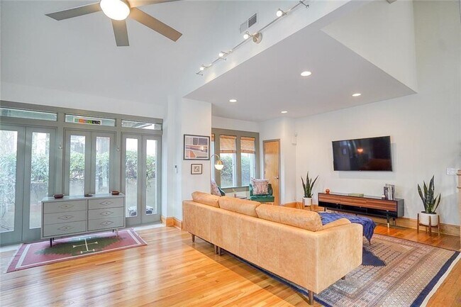 Foto del edificio - 821 Penn Ave NE