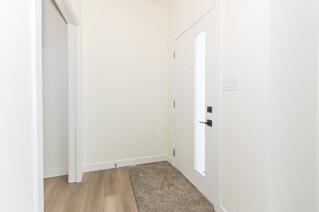 Photo du bâtiment - 15103-15196 96 Ave NW