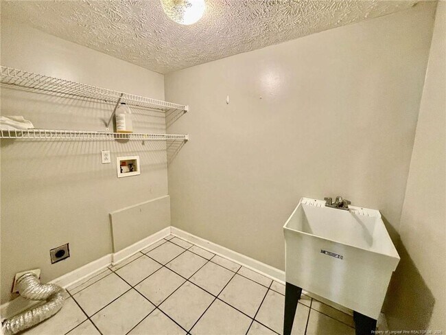 Foto del edificio - 260 Lick Creek Dr