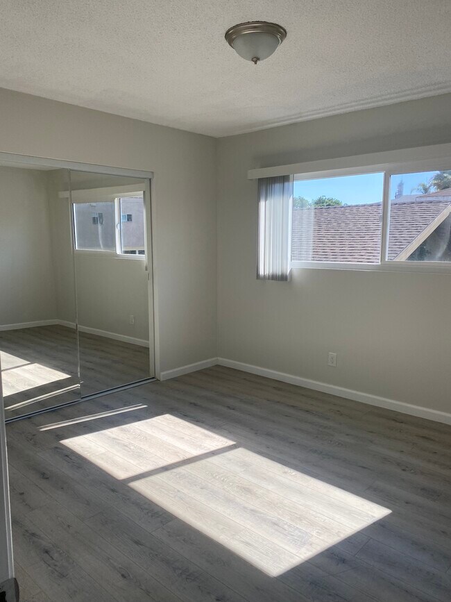 Building Photo - 329 Eucalyptus Dr