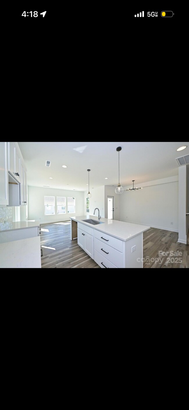 Building Photo - 2735 Primrose Ave