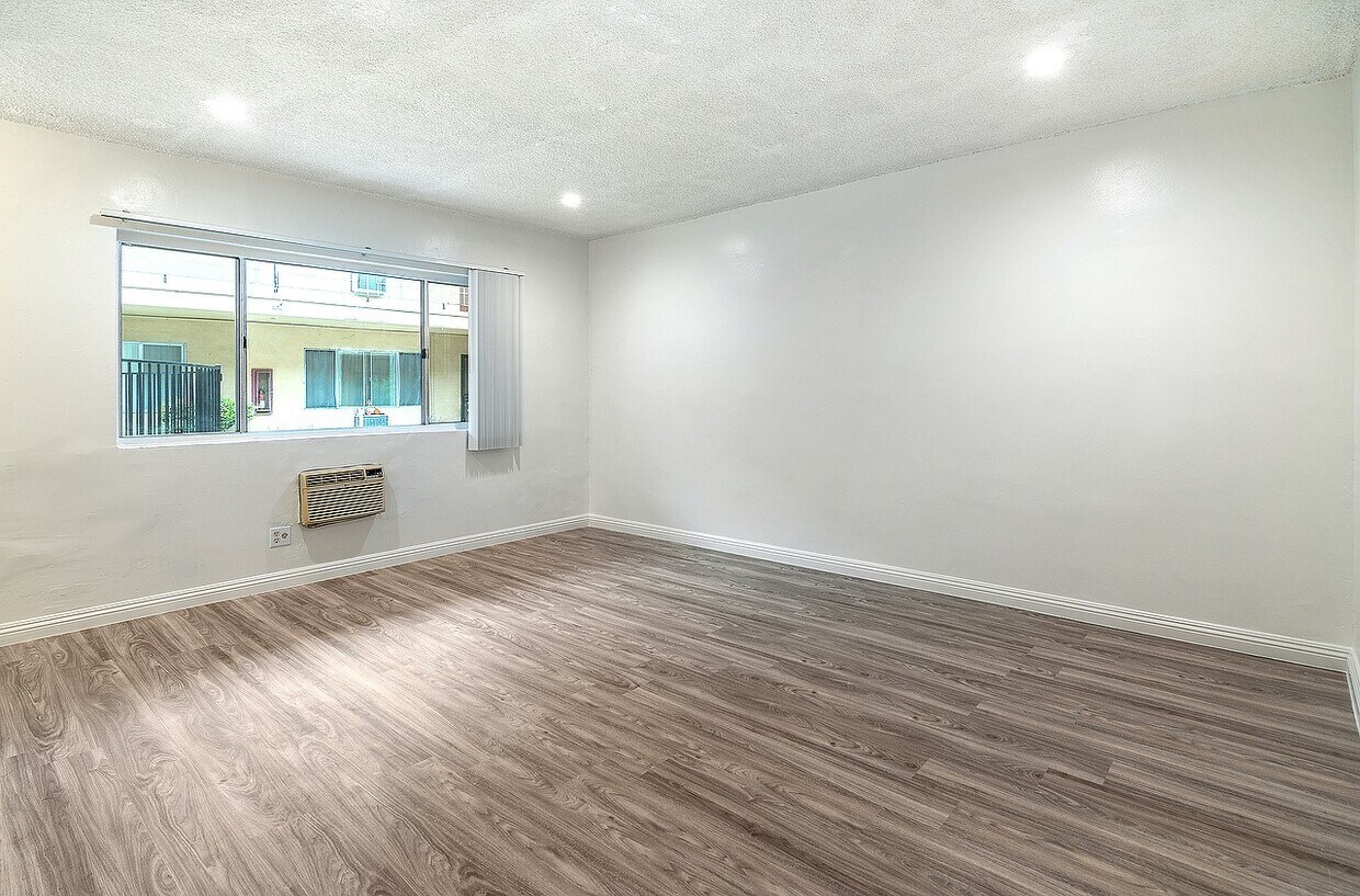 Foto principal - 20436 Cohasset St