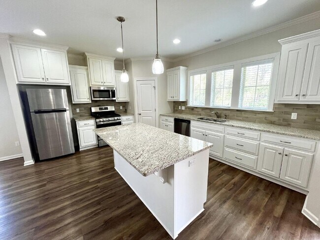 Building Photo - Available now FOR RENT in Dothan, AL!!