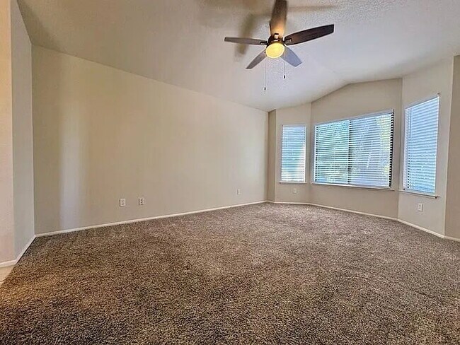 Foto del edificio - Beautiful 3 bedroom 2.5 bathroom in Antelope!
