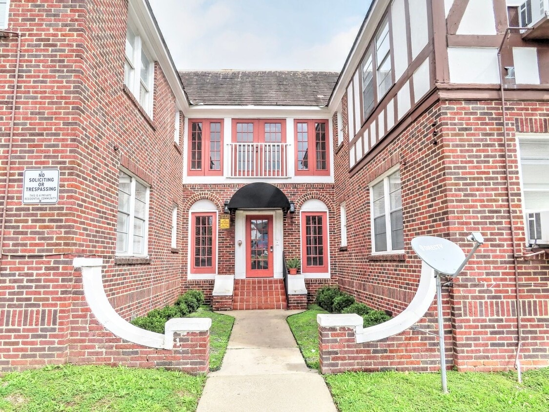 Unique Downstairs 1/1 w/ Hardwoods in Small 1920's Complex - Unique Downstairs 1/1 w/ Hardwoods in Small 1920's Complex
