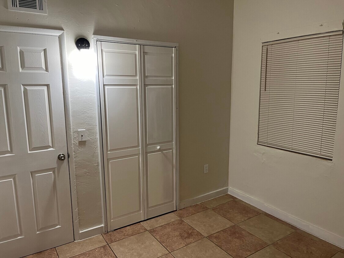 Room 2 - 2103 Golfview Ct