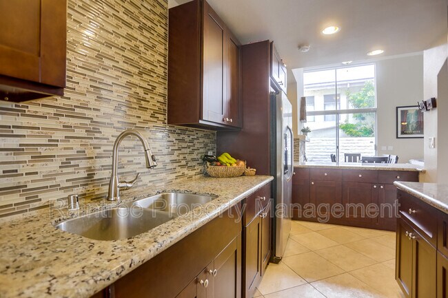 Building Photo - 2544 Navarra Dr