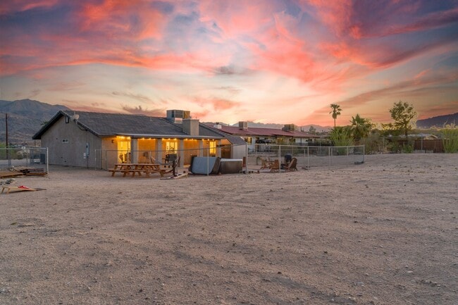 Foto del edificio - Boho Style 4 Bedroom 2 Bath Home, Fully Furnished