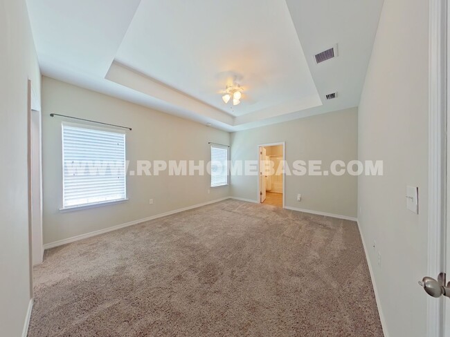Building Photo - 498 Lakeview St
