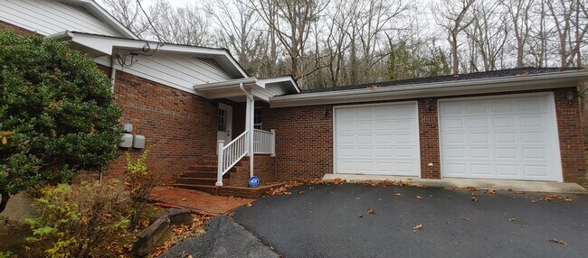 Foto del edificio - Large Executive Rental on 2.99 acres