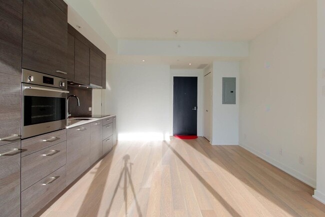 Building Photo - 1155 Rue de la Montagne