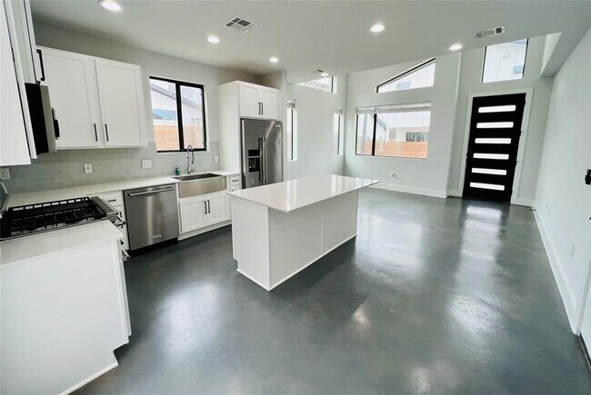 Foto del edificio - 5315 Woodrow Ave