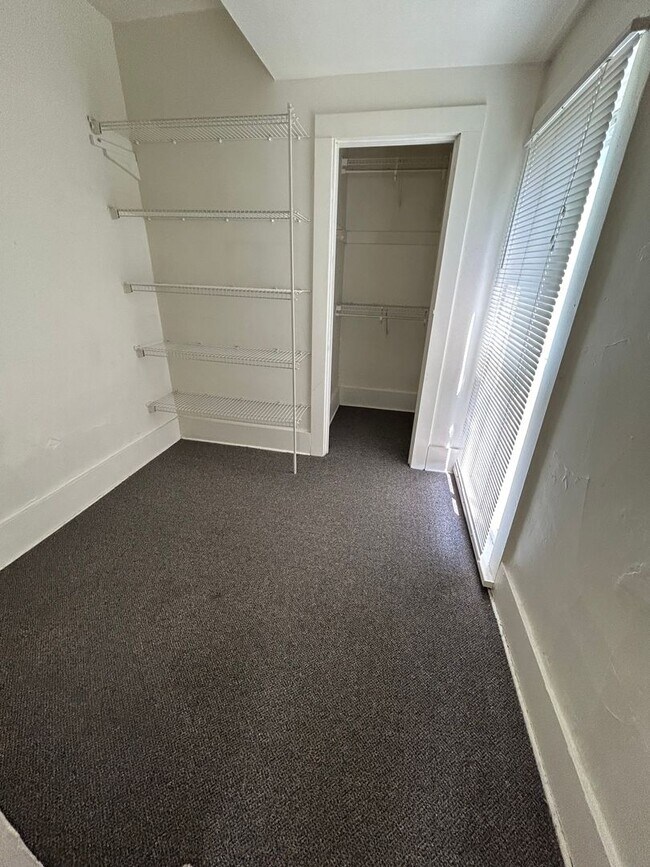 Foto del edificio - 3 Bedroom 1 Bathroom Near Campus