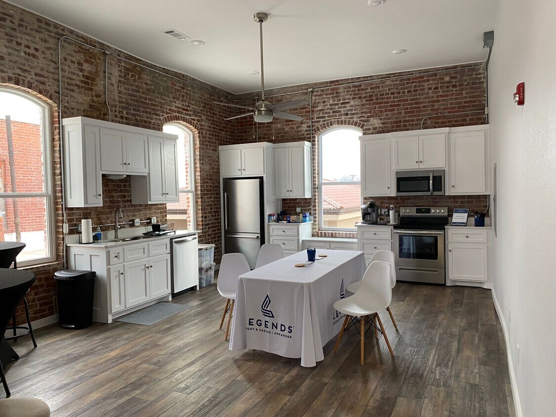Building Photo - Downtown Loft Apartment