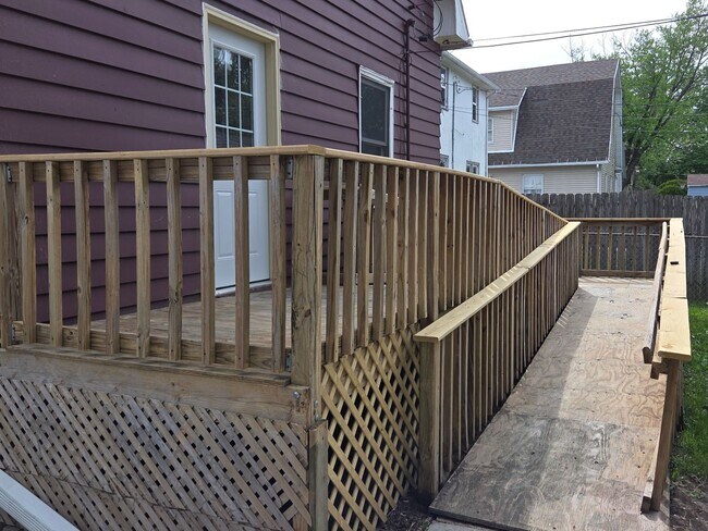 Building Photo - Handicap Accessible with 4 Bedrooms + Bonus Room & 2 Full Baths (Month-to-Month leases only)