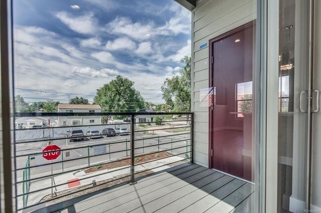Building Photo - Luxurious End-Unit Modern Townhome at 5360...