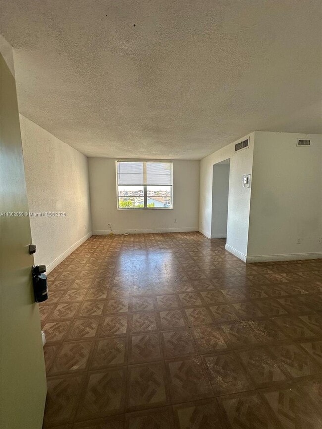 Foto del edificio - 1825 W 56th St