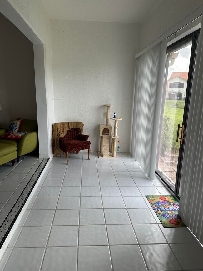 Foto del edificio - 8300 Waterline Dr