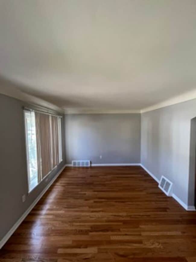 Building Photo - Beautifully maintained 3 bed - 1.5 Bath in Lincoln Park!