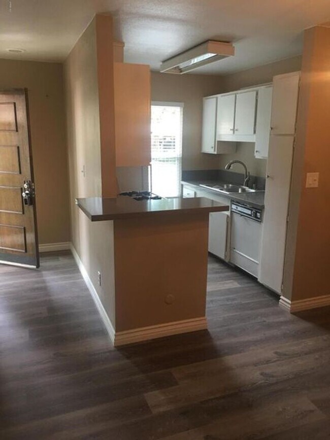 Foto del edificio - Quaint 1 bed 1 bath unit in Sequoia Village!