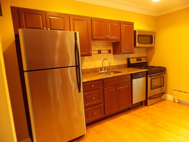 Apartment Kitchen - 526 Bonnie Brae Pl