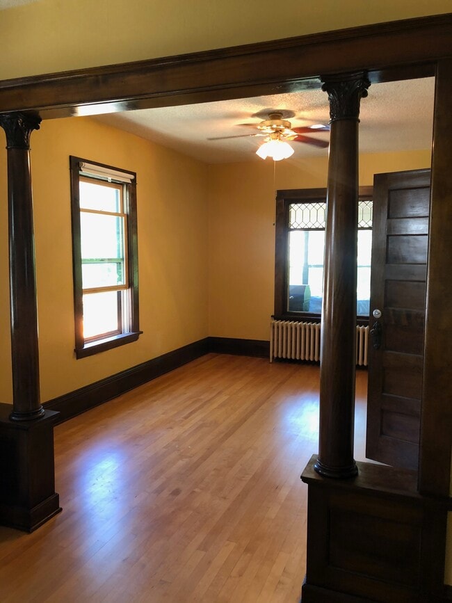 living room - 312 University Ave NE