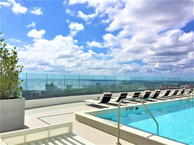 Foto del edificio - 45 SW 9th St