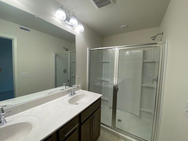 Foto del edificio - Brand New End Unit in Tulip Hills