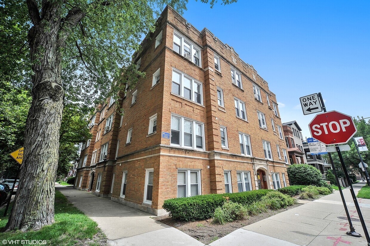 Foto principal - 1953 W Waveland Ave