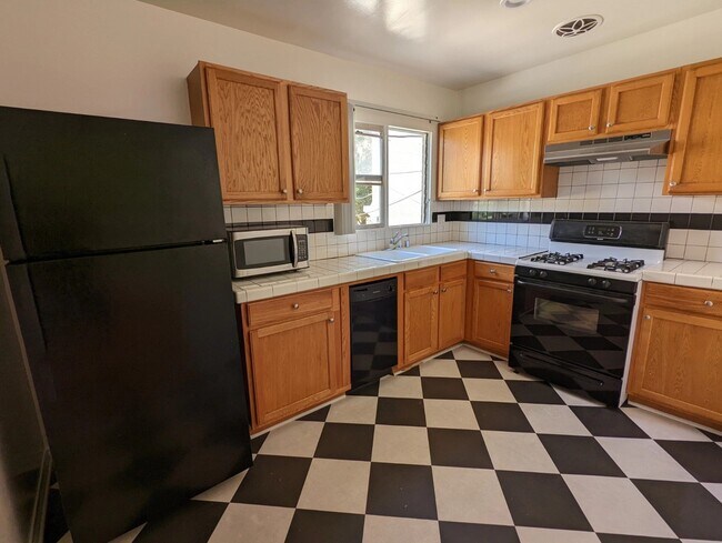 Building Photo - 1331 N Poinsettia Pl