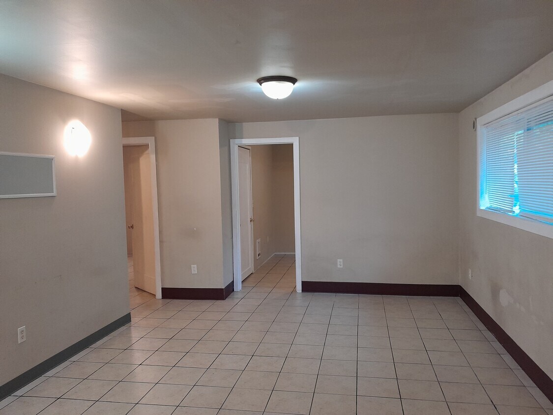 Foto del edificio - 402 Mineral Ave