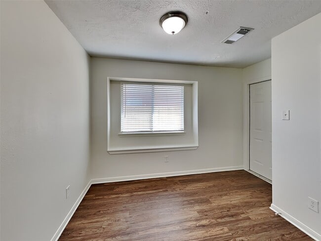 Foto del edificio - 16410 Tudor Point Ct
