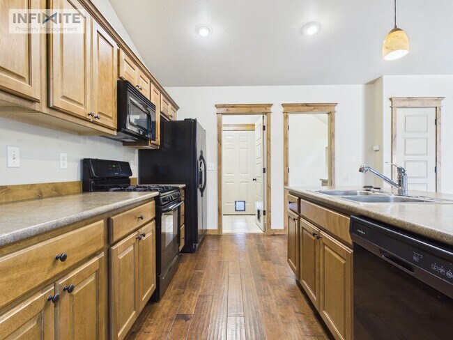 Building Photo - Beautiful 3-Bedroom Condo Near Four Corners