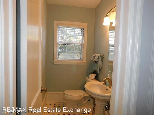Building Photo - 3 br, 2.5 bath House - 207 E. 17th Street