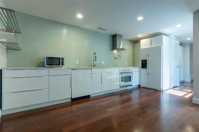 Foto del edificio - 5022 Cedar Springs Rd