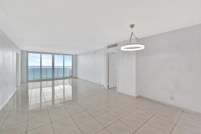 Building Photo - 3140 S Ocean Dr