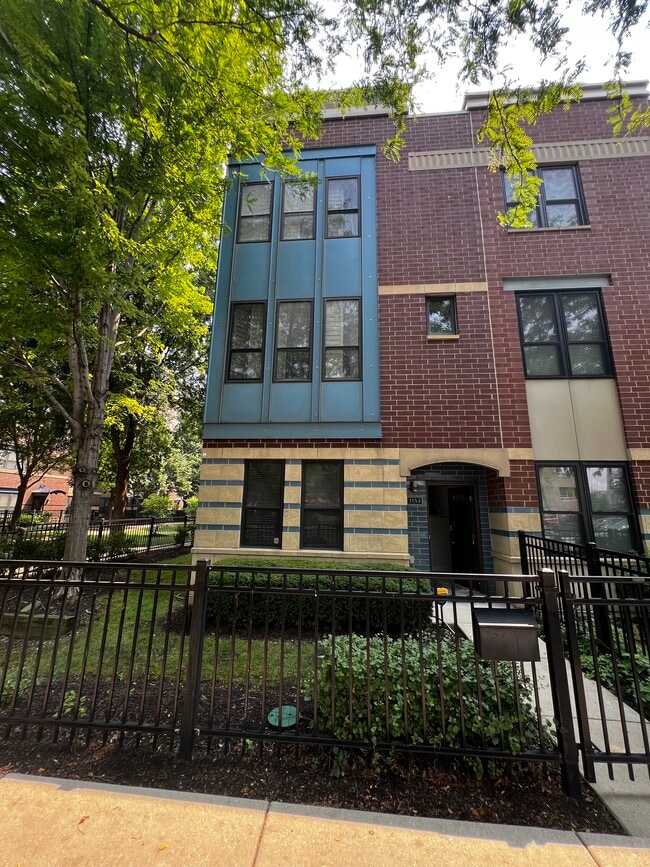 Building Photo - 1153 N Cambridge Ave