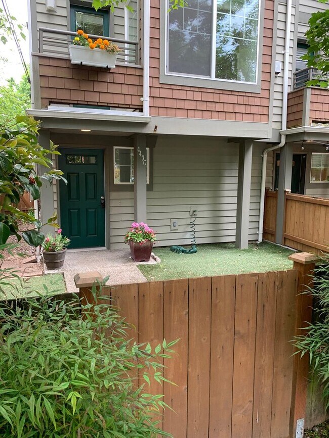 Foto del edificio - In the heart of Green Lake 3 bed 2.5 bath townhome for rent