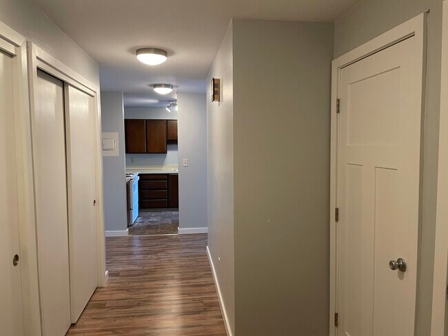 Building Photo - 4230 Hoyt Ave