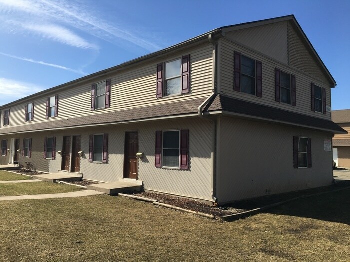 Primary Photo - 826 W Hillcrest Dr